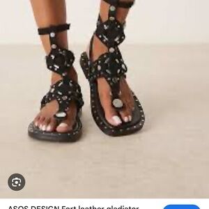 I’m looking for these ASOS sandals to buy ‼️